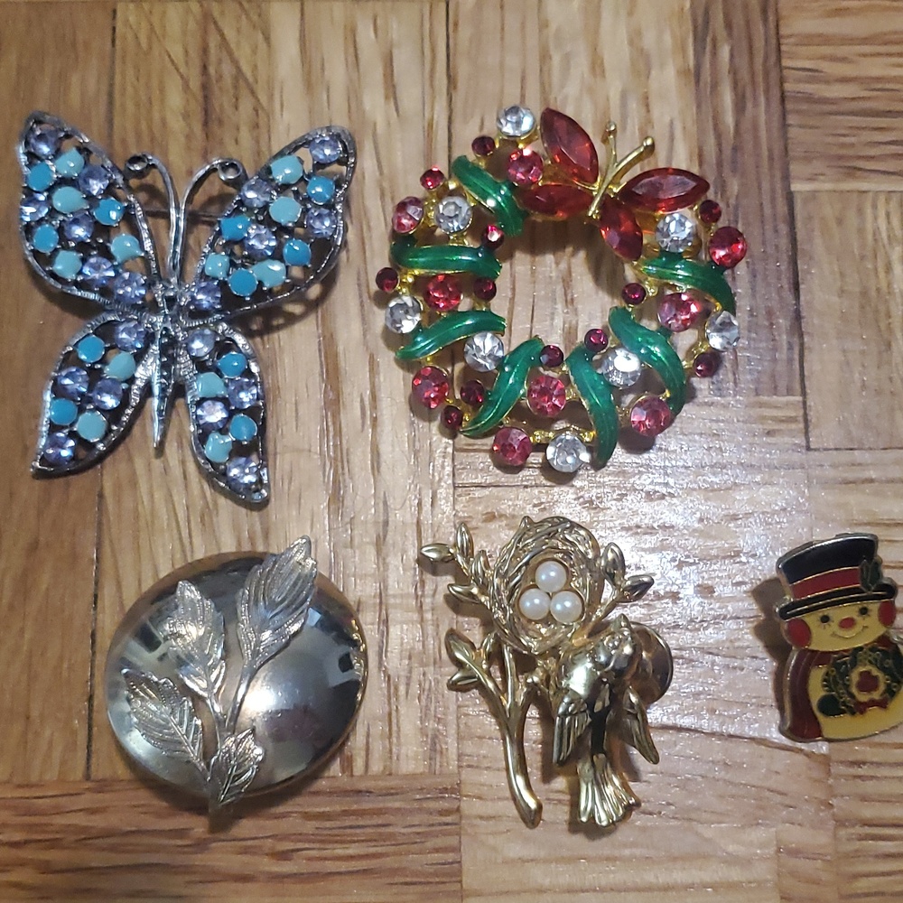 Chritmas and other nice broaches and pins